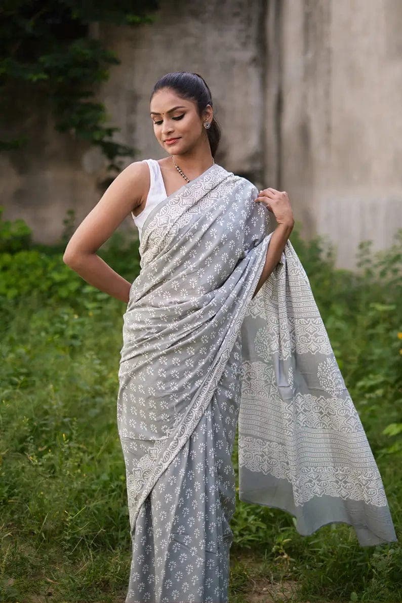 This is grey saree ❤️ Puuvu (Flower) Mul Mul Cotton Saree comes